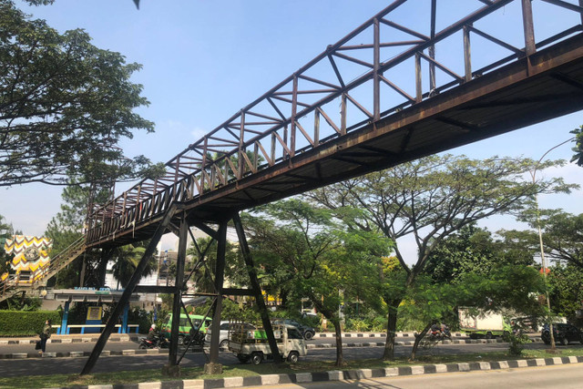 Penampakan satu-satunya JPO di Jalan Soekarno-Hatta Bandung, Selasa (25/6/2024). Foto: Robby Bounceu/kumparan