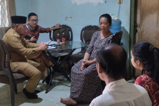 Disdik Sumut temui orang tua Maulidza Sari Febriyanti di rumahnya pada Selasa (25/6/2024). Foto: Dok. Istimewa