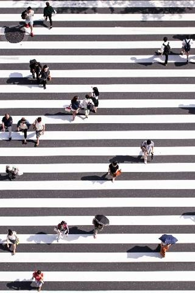 Sumber gambar: https://unsplash.com/photos/aerial-view-photography-of-group-of-people-walking-on-gray-and-white-pedestrian-lane-n31JPLu8_Pw