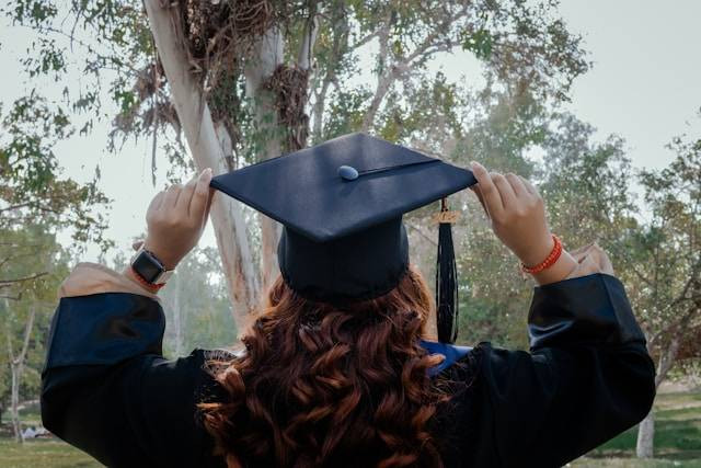 Filosofi Baju Toga Wisuda. Foto hanya ilustrasi. Sumber foto: Unsplash/Melanie