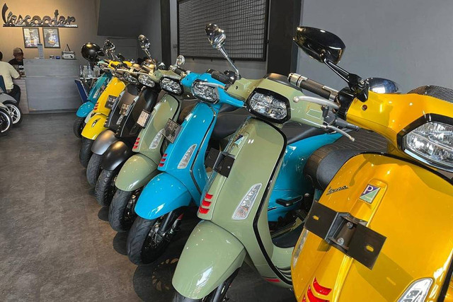 Suasana showroom Vescooter, dealer Vespa matic di Depok. Foto: Fitra Andrianto/kumparan