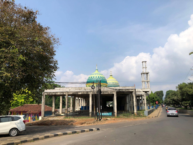 Proses pembangungan Masjid Al Wasii Unila yang berganti nama Laboratorium Pendidikan Karakter. | Foto: Raifan/ Lampung Geh