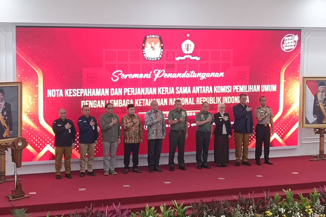 Penandatanganan nota kesepahaman dan perjanjian kerjasama antara KPU RI dengan Lemhanas RI di Kantor KPU Pusat,  Jakarta, Selasa (25/6/2024). Foto: Zamachsyari/kumparan