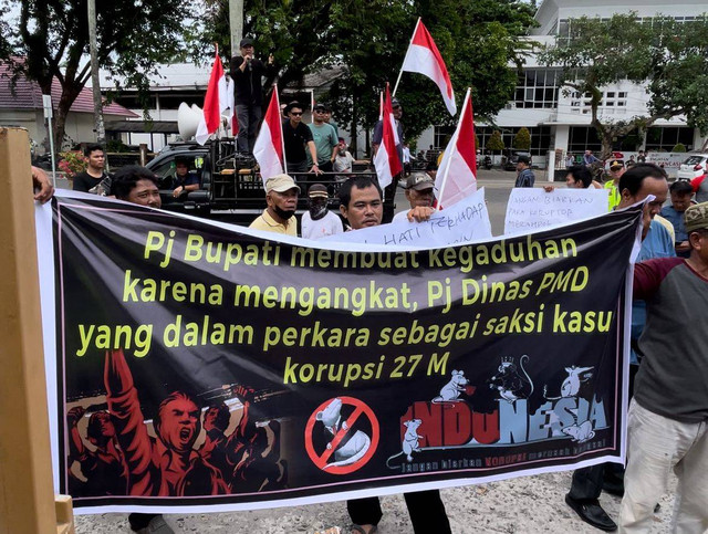 Warga Muba saat demo di Kantor DPRD Muba, Foto : Ist