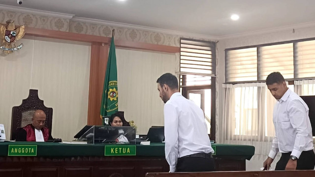 WN Amerika Serikat (AS) Aabed Attia (26) dan Zeyad Ahmed Attia (29) saat menjalani sidang penganiayaan di PN Denpasar, Selasa (25/6/2024). Ketua Majelis Hakim I Putu Suyoga sempat menghardik wartawan pengambil foto ini. Dok: Denita BR Matondang/kumparan