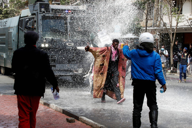 Demonstran terlibat bentrok dengan polisi saat unjuk rasa menentang undang-undang keuangan Kenya 2024/2025 di Nairobi, Kenya, Selasa (25/6/2024). Foto: Monicah Mwangi/ REUTERS