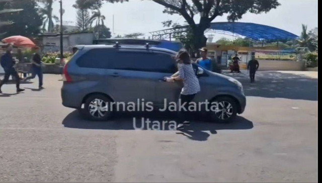 Warga kejar mobil berstiker Siger Lampung di Jakarta Utara, Senin (24/6/2024) | Foto: ist