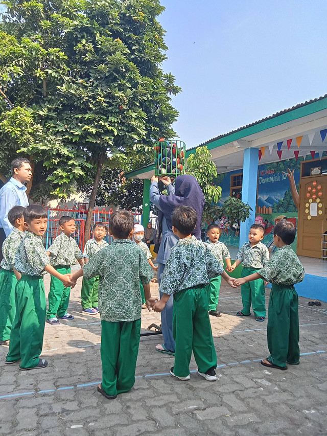 Contoh metode inspiratif guru pada saat proses pembelajaran di outdor agar siswa tidak mengantuk dan bosan. Sumber: Dokumentasi Pribadi