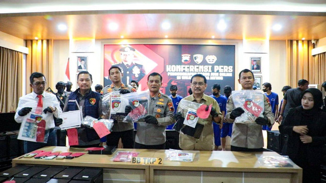 Konferensi pres penggerebekan tempat judi online di Purwokerto, Kabupaten Banyumas, Jawa Tengah. Foto: Polda Jateng