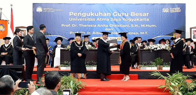 Pengukuhan Guru Besar UAJY, Selasa (25/6/2024). Foto: Len