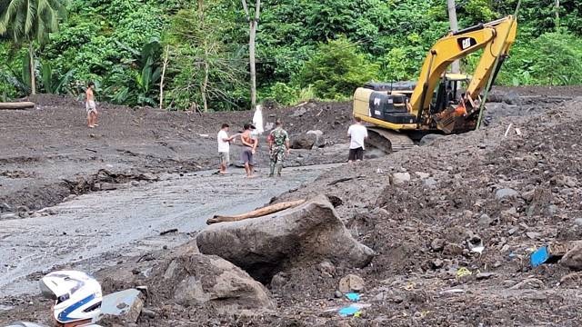 Kondisi jalan di Kelurahan Bebali, Kabupaten Sitaro, yang tertutup lahar dingin dari Gunung Karangetang.