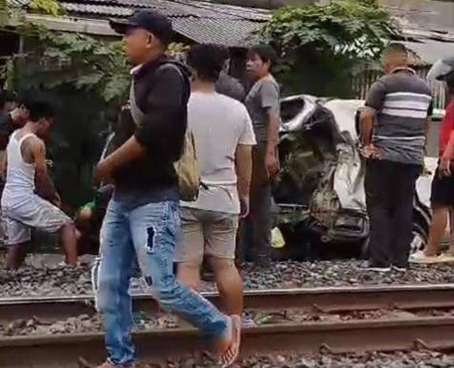 Mobil tertabrak kereta api penumpang di perlintasan rel Desa Branti Raya, Kecamatan Natar, Kabupaten Lampung Selatan. | Foto: Dok Istimewa