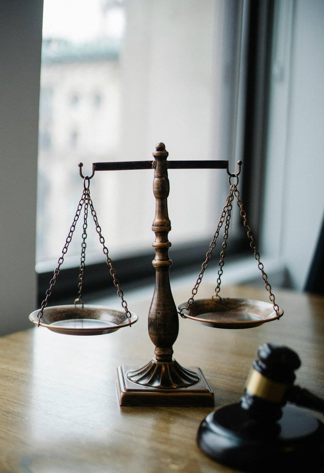 Ilustrasi Hukum. Sumber foto oleh Sora Shimazaki: https://www.pexels.com/photo/judgement-scale-and-gavel-in-judge-office-5669602/