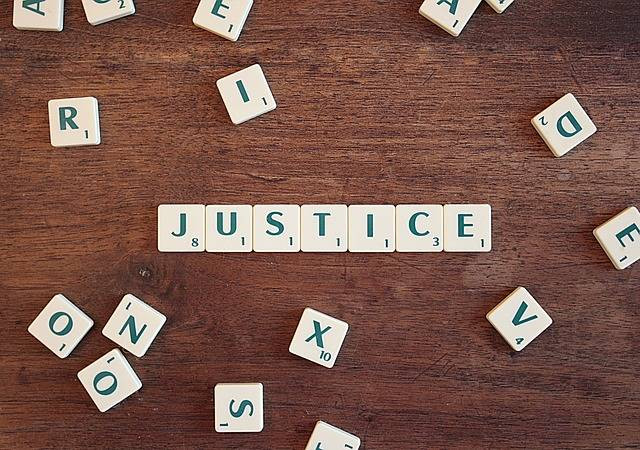 ilustrasi gambar dengan kata JUSTICE (sumber https://www.pexels.com)