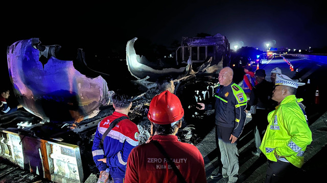 Kondisi usai kebakaran truk tangki bermuatan Bahan Bakar Minyak (BBM) di Tol Ngawi-Kertosono KM 580 B, Selasa (25/6/2024). Foto: PJR Polda Jatim