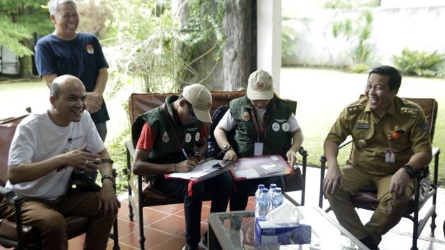 Wakil Gubernur Sulawesi Utara, Steven Kandouw terlihat tertawa lebar sesaat setelah dirinya bercanda ke petugas Pantarlih Coklit KPU agar nama marga istrinya tak salah dicatat menggunakan nama marga salah satu bakal calon gubernur. 