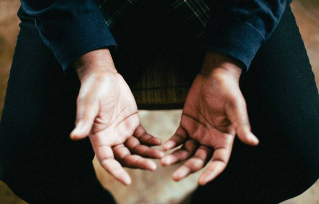 Ilustrasi membaca doa mengusir setan. Foto: Unsplash/Jeremy Yap