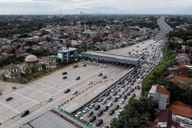 Arus kendaraan yang melintas di Tol Desari terpantau padat hingga terjadi kemacetan saat jam berangkat kerja. Foto: Sigid Kurniawan/ANTARA FOTO