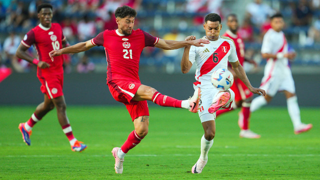 Gelandang Kanada Jonathan Osorio (21) dan bek Peru Marcos Lopez (6) berebut bola pada paruh kedua pertandingan Copa America di Children's Mercy Park, 25 Juni 2024. Foto: Jay Biggerstaff-USA TODAY Sports/Reuters