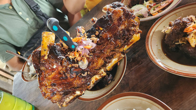 Balungan sapi 'dinosaurus' di warung Sop dan Sate Pak Bayu Yogyakarta. Foto: Azalia Amadea/kumparan 