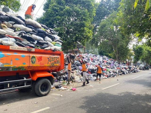 Petugas sedang mengangkut sampah di Depo Mandala Krida, Kota Yogyakarta, Jumat (21/6) siang. Foto: Resti Damayanti/Pandangan Jogja