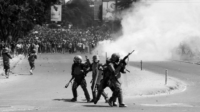 Anggota polisi anti huru hara beroperasi saat demonstrasi menentang usulan RUU keuangan Kenya 2024/2025 di Nairobi, Kenya, 25 Juni 2024. Foto: REUTERS/Monicah Mwangi