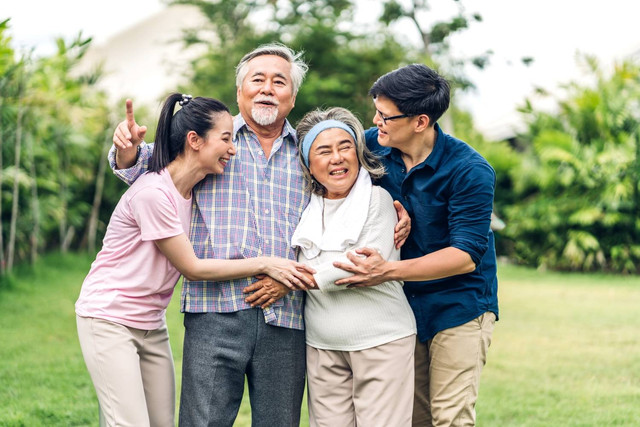 Ilustrasi mencegah keluarga lansia dari serangan demensia. Foto: Shutterstock