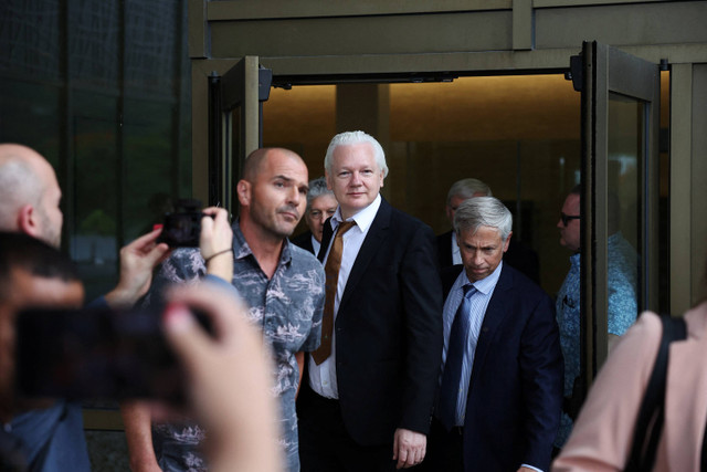 Pendiri WikiLeaks Julian Assange berjalan di luar Pengadilan Distrik Amerika Serikat setelah sidang, di Saipan, Kepulauan Mariana Utara, AS, 26 Juni 2024.  Foto: Kim Hong-Ji/REUTERS