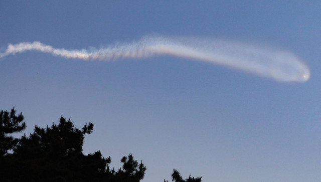 Jejak uap yang diyakini dihasilkan oleh rudal balistik Korea Utara terlihat dari pulau Yeonpyeong dekat perbatasan laut 'garis batas utara' dengan Korea Utara pada 26 Juni 2024. Foto: YONHAP / AFP