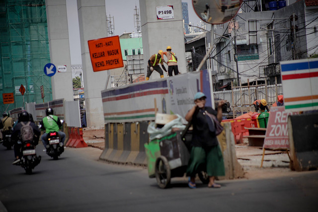 Pekerja tengah menyelesaikan proyek pembangunan jalur kereta ringan atau Light Rail Transit (LRT) Jakarta fase 1B rute Velodrome-Manggarai di kawasan Manggarai, Jakarta, Rabu (26/6/2024). Foto: Jamal Ramadhan/kumparan