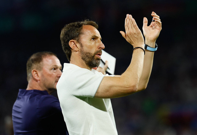 Manajer Inggris Gareth Southgate memberikan tepuk tangan kepada para penggemar setelah pertandingan Inggris melawan Slovenia di Stadion Cologne, Cologne, Jerman, Selasa (25/6/2024). Foto: Wolfgang Rattay/REUTERS 