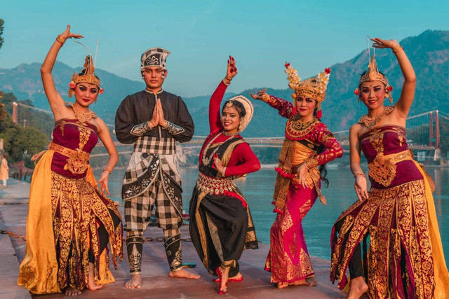 Photo by SuGuna Photos: https://www.pexels.com/photo/group-of-dancers-wearing-traditional-clothes-and-standing-in-dance-poses-14666200/