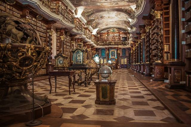Brown and blue desk globe in library (25/05/2018). Foto: Jonathan Francisca/Unsplash.