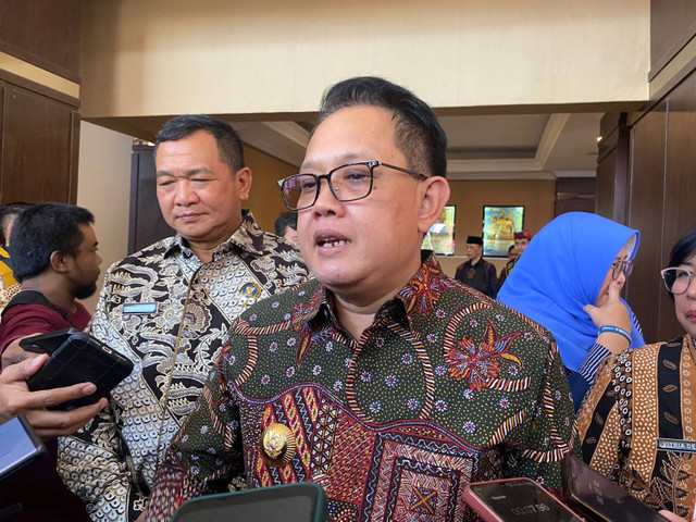 PJ Gubernur Jawa Timur, Adhy Karyono di Gedung Kesenian Cak Durasim, Surabaya, Rabu (26/6/2024). Foto: Farusma Okta Verdian/kumparan