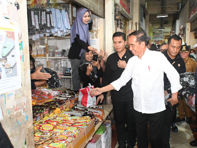 Presiden Jokowi meninjau harga kebutuhan pokok di Pasar Kotawaringin. Foto: Kris/Biro Pers Sekretariat Presiden