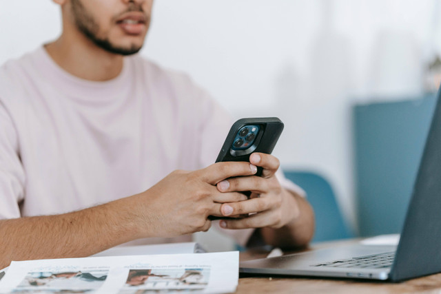 eSIM Telkomsel memungkinkan pengguna untuk menggunakan jaringan seluler tanpa kartu SIM Fisik. Foto: Pexels.com