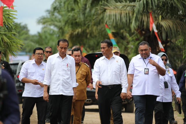 Presiden Joko Widodo bersama Mentan Andi Amran Sulaiman meninjau pompanisasi di Kabupaten Kotawaringin Timur, Kalimantan Tengah, Rabu (26/6/2024). Foto: Dok. Istimewa