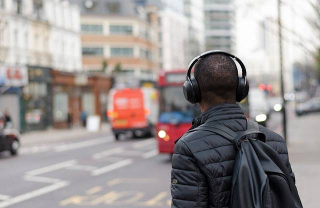 Ilustrasi platform musik streaming online populer. Foto: Unsplash/Henry Be