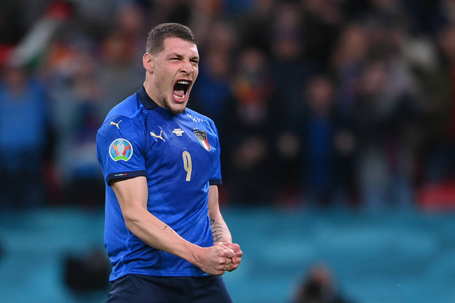 Penyerang Italia Andrea Belotti melakukan selebrasi setelah mencetak gol penalti selama pertandingan sepak bola semifinal UEFA EURO 2020 antara Italia dan Spanyol di Stadion Wembley di London (6/7/2021). Foto: LAURENCE GRIFFITHS/AFP