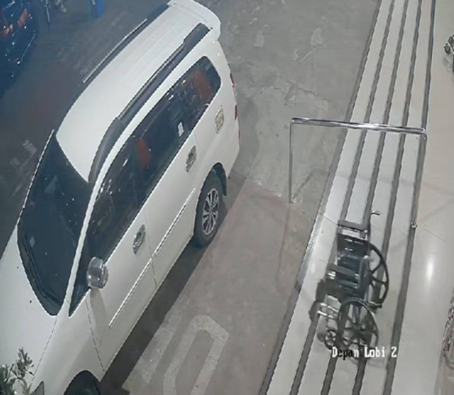 CCTV yang merekam momen kursi roda bergerak sendiri. Dok: Ist.