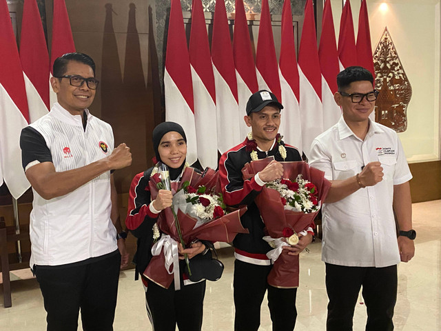 Atlet Panjat Tebing RI, Rajiah Sallsabillah dan Veddriq Leonardo, tiba di Jakarta pada 25 Juni 2024. Disambut Presiden NOC Indonesia, Raja Sapta Oktohari (paling kanan). Foto: Azrumi El Ghazali/kumparan