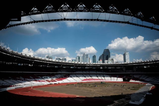 Suasana revitalisasi rumput Field of Play (FOP) lapangan Stadion Utama Gelora Bung Karno (SUGBK) di Jakarta, Rabu (26/6/2024). Foto: Aprilio Akbar/ANTARA FOTO