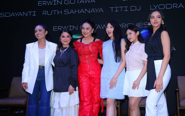 PenyanyiTiti DJ bersama Krisdayanti, Ruth Sahanaya, Tiara Andini, Lyodra, Ziva Magnolya, Erwin Gutawa dan Jay Subiyakto saat hadir konferensi pers Super Diva di kawasan Senayan, Jakarta, Rabu, (26/6/2024). Foto: Agus Apriyanto