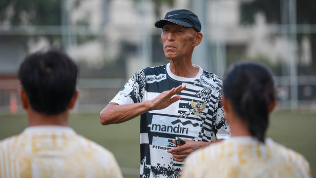 Pelatih Timnas Wanita Indonesia Satoru Mochizuki memberikan arahan saat pemusatan latihan (TC) di Lapangan Rugby, komplek GBK, Jakarta, Rabu (26/6/2024). Foto: Aditia Noviansyah/kumparan