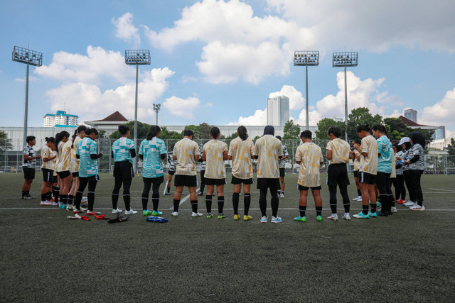 Pemain Timnas Wanita Indonesia mengikuti pemusatan latihan (TC) di Lapangan Rugby, komplek GBK, Jakarta, Rabu (26/6/2024). Foto: Aditia Noviansyah/kumparan