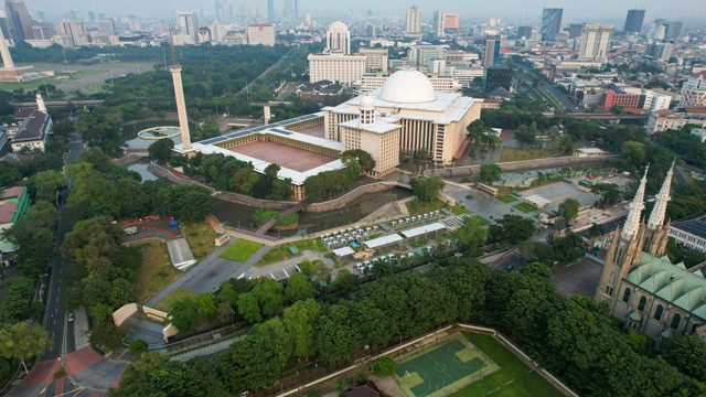 Ilustrasi untuk konsep yang terdapat pada pembangunan masjid istiqlal dan gereja katedral secara berdekatan adalah. Sumber: unsplash.com/Rifki Kurniawan