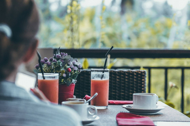 Ilustrasi Tempat Makan dengan View Bagus di Bali. Sumber: Unsplash/Artem Beliaikin