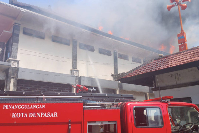 Kebakaran melanda gudang logistik kantor BPBD Bali yang terletak di lantai II di Jalan D.I Panjaitan, Kota Denpasar, Rabu (26/6/2024). Foto: Dok. Istimewa