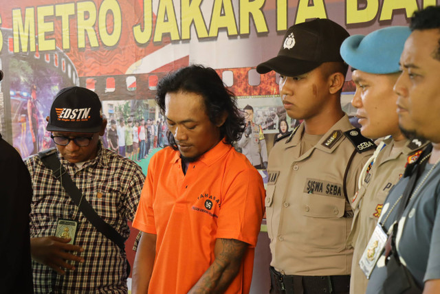 Kapolsek Grogol Petamburan mengungkap hasil pendalaman kebakaran di Jalan Semeru Raya Ujung. Foto: Dok. Humas Polsek Grogol-Petamburan