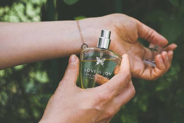 Ilustrasi titik semprot parfum, Photo by Hans Vivek on Unsplash